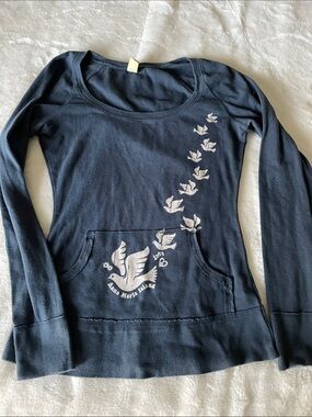 Kavio!  Juniors’ size M long-sleeved scoop-neck navy blue top w/bird print
